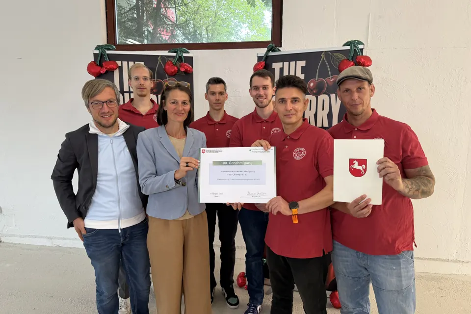 Ministerin Miriam Staudte übergibt dem Vorstand von The Cherry e.V. den 100. Erlaubnisbescheid für eine Anbauvereinigung in Niedersachsen.