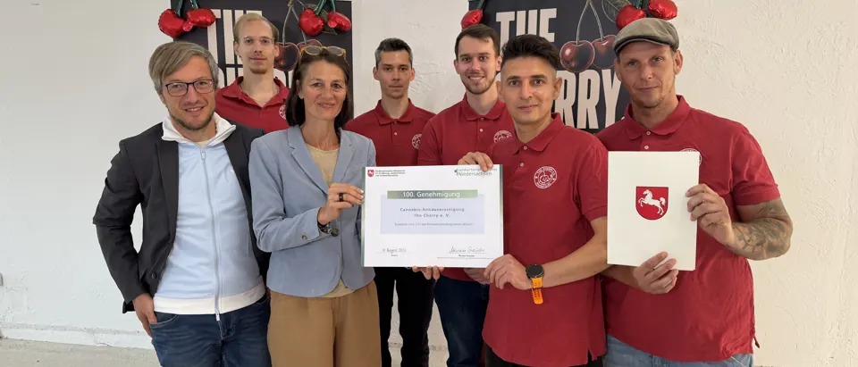 Ministerin Miriam Staudte und der Vorstand von The Cherry e.V. mit dem 100. Erlaubnisbescheid, Göttingen, 17. August 2026.
