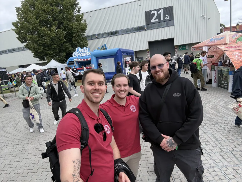 Drei Mitglieder von The Cherry e.V. vor der Messehalle auf der Mary Jane Berlin 2026.