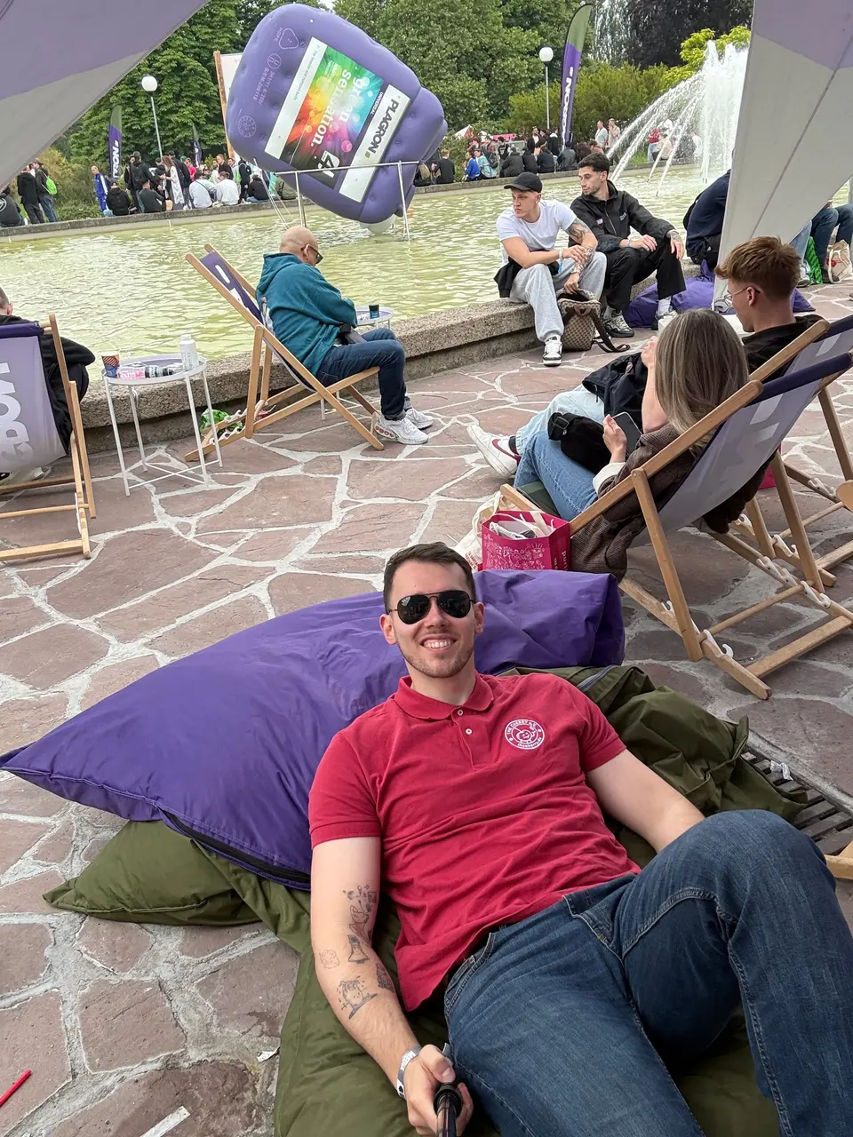 Lars, Präventionsbeauftragter von The Cherry e.V., mit Sonnenbrille in der Messelounge.