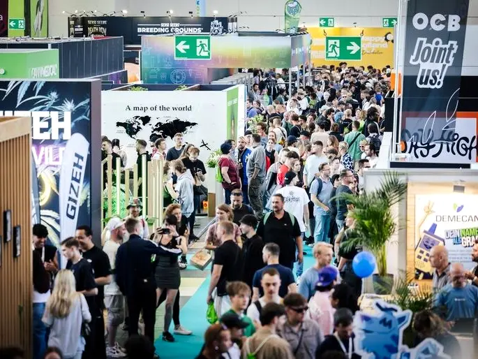 Messehalle der Mary Jane Berlin mit Besuchern und Ständen.